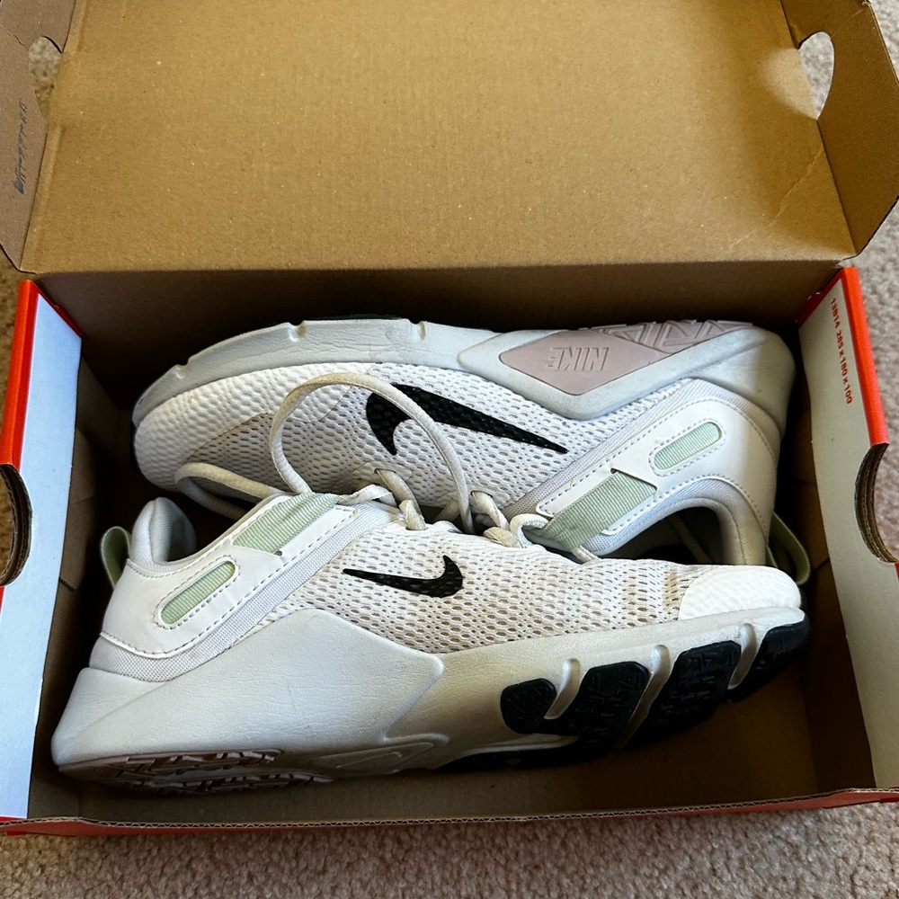 Nike Women’s Legend Essential Training Shoes/Sneakers